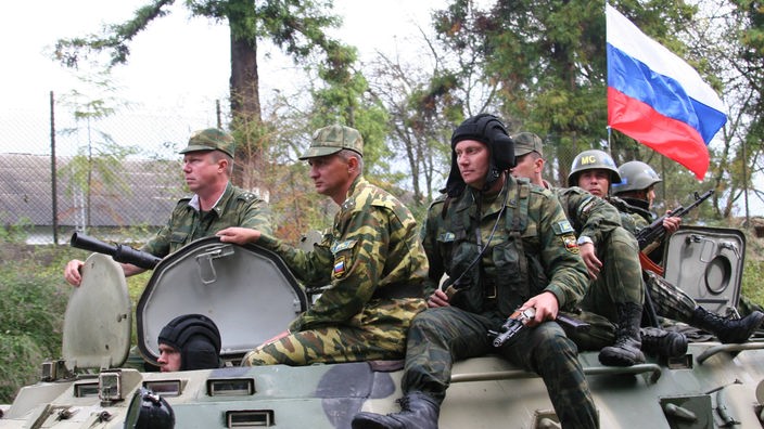 Georgien 2008: Russische Friedentruppen auf einem gepanzerten Fahrzeug fahren durch Rukhi.