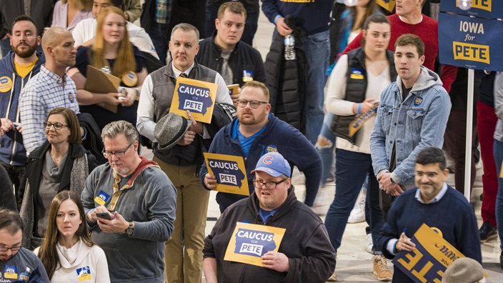 Caucus in Iowa: Wähler geben ihre Stimme für einen Kandidaten öffentlich ab | Bildquelle: Imago Caucus in Iowa: Wähler geben ihre Stimme für einen Kandidaten öffentlich ab