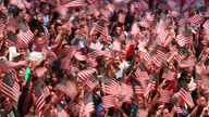 Amerikanische Präsidentschaftswahl: Wähler wedeln mit amerikanischen Flaggen.