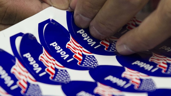 Nahaufnahme amerikanische Wahlsticker mit Aufschrift "I vote." | Bildquelle: dpa/Picture alliance Nahaufnahme amerikanische Wahlsticker mit Aufschrift "I vote."