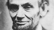 schwarz-weiß-Portraitaufnahme von Abraham Lincoln.