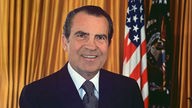 Richard Nixon am Rednerpult.