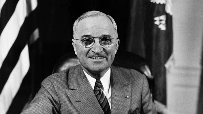 schwatz-weiß-Aufnahme von Harry S. Truman.