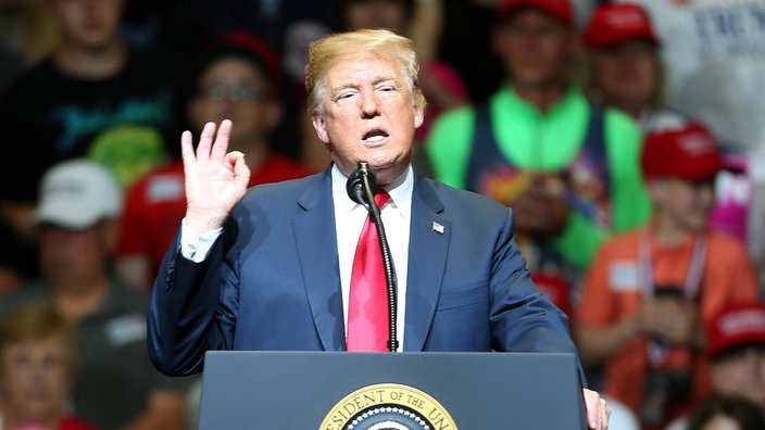 Donald Trump am Rednerpult | Bildquelle: Imago Donald Trump am Rednerpult