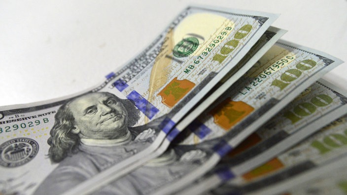 Ein Stapel von mehreren 100-Dollar-Scheinen. | Bildquelle: Imago Ein Stapel von mehreren 100-Dollar-Scheinen.