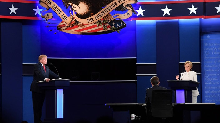 Donald Trump und Hillary Clinton bei einem TV-Duell. | Bildquelle: Imago Donald Trump und Hillary Clinton bei einem TV-Duell.