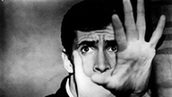 Plakat aus dem Film 'Psycho': Anthony Perkins hält sich aus Angst eine Hand vor den Mund und die andere vor die Kamera.