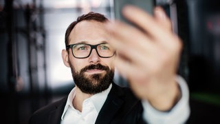 Geschäftsmann macht ein Selfie.