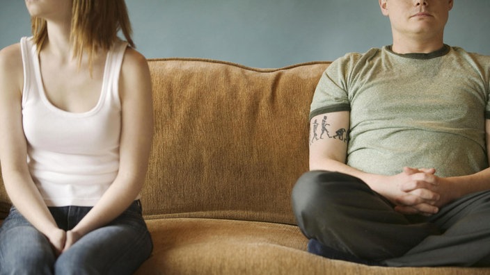 Ein Paar sitzt nach einem Streit auf dem Sofa. | Bildquelle: WDR/Mauritius Images Ein Paar sitzt nach einem Streit auf dem Sofa.