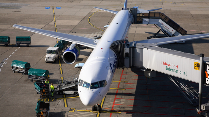 Ein Flugzeug der Condor, Boeing 737, wird vom Bodenpersonal mit dem Gepäck der Passagiere beladen. | Bildquelle: WDR/Ulla Anne Giesen Ein Flugzeug der Condor, Boeing 737, wird vom Bodenpersonal mit dem Gepäck der Passagiere beladen.