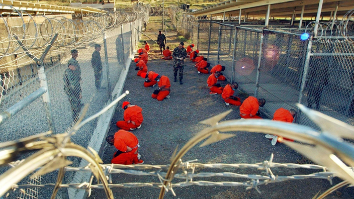 In orange gekleidete Haeftlinge auf dem US-Marinestuetzpunkt Guantanamo Bay in Kuba.