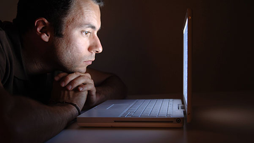 Mann sitzt vor Laptop. | Bildquelle: WDR/Imago Mann sitzt vor Laptop.