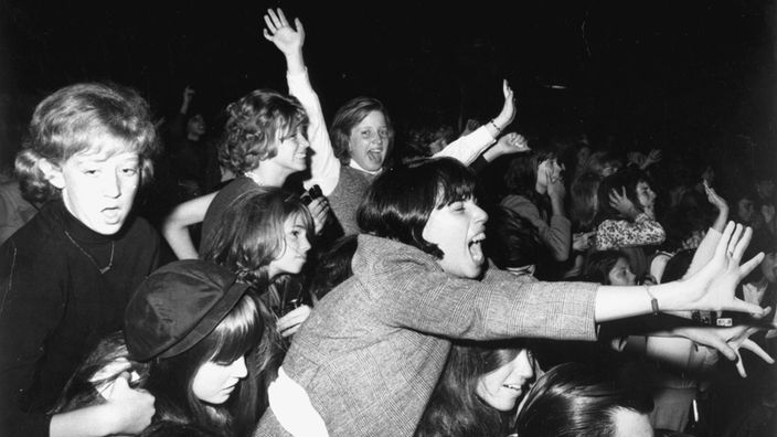 Schwarzweiß-Bild von hysterischen Mädchen bei einem Beatles-Konzert.