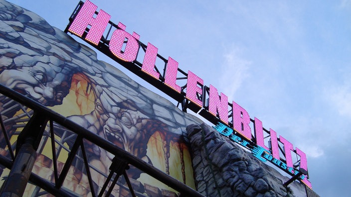 Die Fassade der Achterbahn Höllenblitz mit Leuchtschrift. | Bildquelle: Markus Lechner Die Fassade der Achterbahn Höllenblitz mit Leuchtschrift.