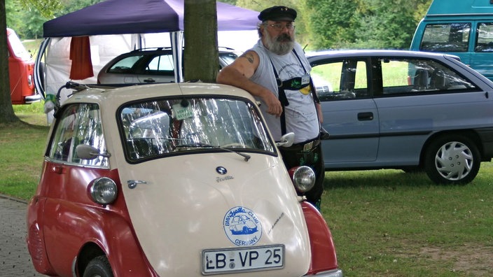Fan Ludwig vor seiner rot-weißen Isetta. | Bildquelle: Ludwig Sproesser Fan Ludwig vor seiner rot-weißen Isetta.