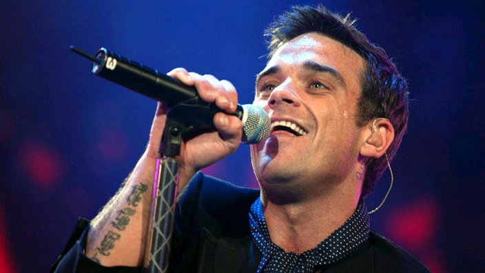 Robbie Williams bei einer Performance während des Live-8-Konzerts in London, 2005 | Bildquelle: dpa/picture alliance Robbie Williams bei einer Performance während des Live-8-Konzerts in London, 2005