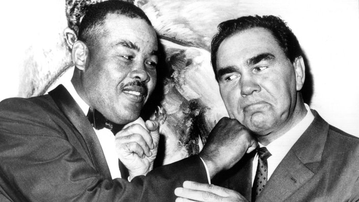 Die Boxer Joe Louis (links) und Max Schmeling (rechts) geben sich freundschaftliche Kinnhaken | Bildquelle: WDR / dpa Die Boxer Joe Louis (links) und Max Schmeling (rechts) geben sich freundschaftliche Kinnhaken