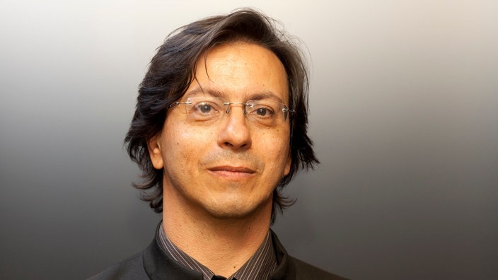 Portraitaufnahme von Alessandro Cavicchioli. | Bildquelle: SWR Portraitaufnahme von Alessandro Cavicchioli.