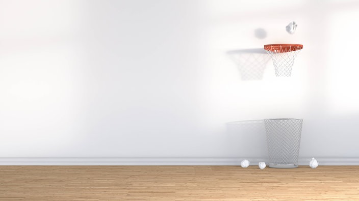 Ein Basketballkorb hängt über einem Papierkorb | Bildquelle: Imago/Westend61 Ein Basketballkorb hängt über einem Papierkorb