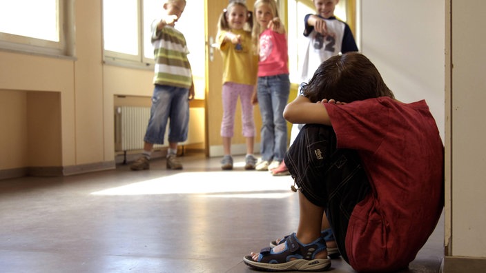 Ein Junge wird von seinen Klassenkameraden ausgelacht