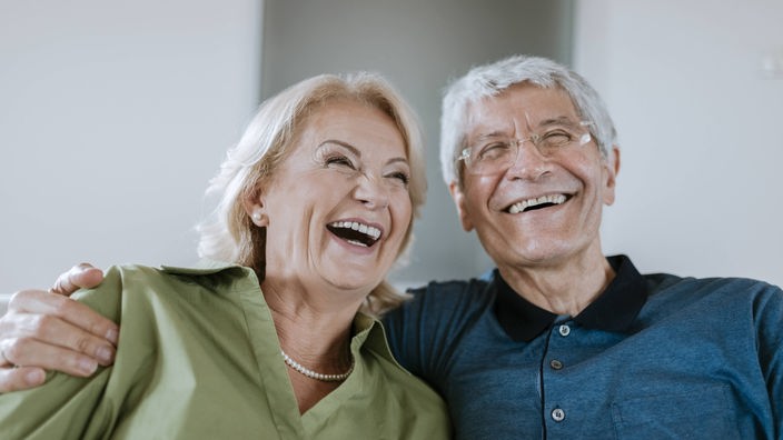 Ein lachendes älteres Ehepaar