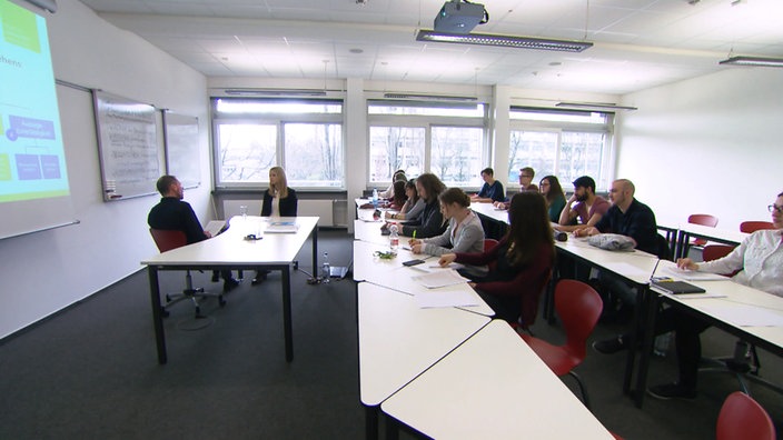 Prof. Niels Habermann und seine Studenten in einem Seminarraum. | Bildquelle: SWR Prof. Niels Habermann und seine Studenten in einem Seminarraum.