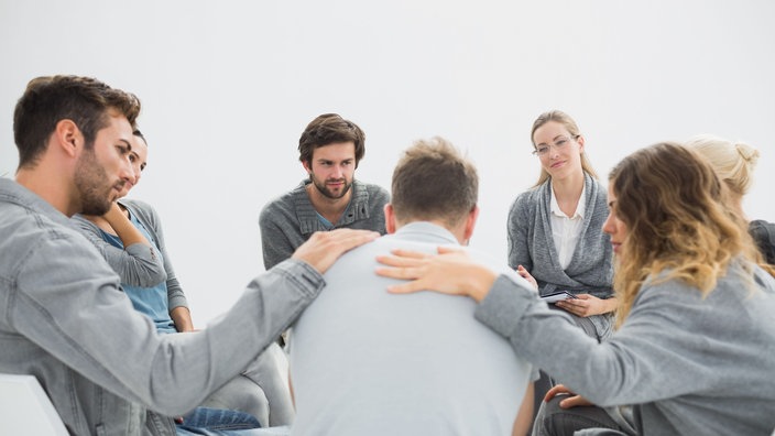 Menschen in einer Gruppentherapie. | Bildquelle: Mauritius images Menschen in einer Gruppentherapie.