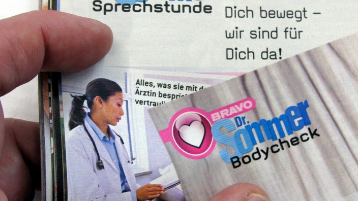 Eine aktuelle Ausgabe der Jugendzeitschrift "Bravo" mit den Seiten der "Dr. Sommer Sprechstunde". | Bildquelle: WDR/dpa/Franz-Peter Tschauner Eine aktuelle Ausgabe der Jugendzeitschrift "Bravo" mit den Seiten der "Dr. Sommer Sprechstunde".