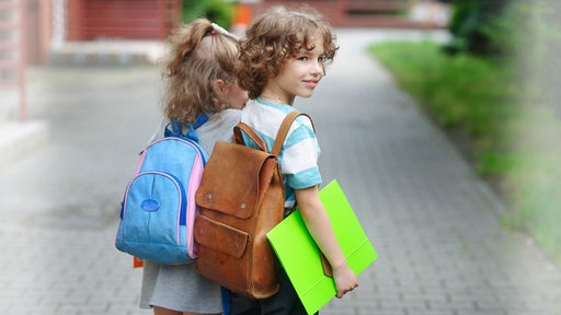 Zwei Kinder mit Rucksack