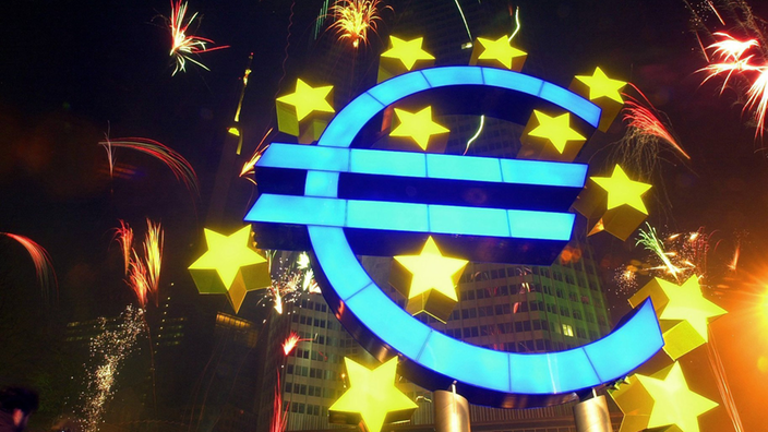 Feuerwerksraketen umrahmen die riesige Euro-Skulptur vor der Europäischen Zentralbank in Frankfurt