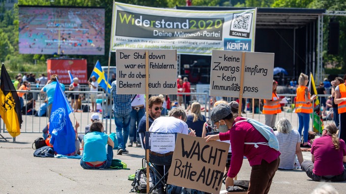 Demonstration gegen die Maßnahmen in der Corona-Pandemie | Bildquelle: imago images/Arnulf Hettrich Demonstration gegen die Maßnahmen in der Corona-Pandemie