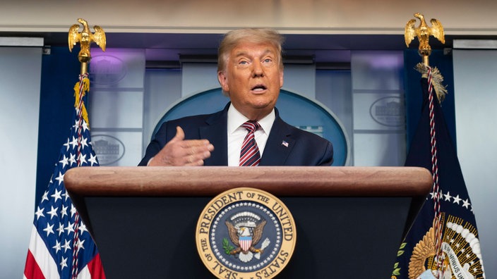 Donald Trump als Präsident am Pult im Weißen Haus. | Bildquelle: imago images/ZUMA Wire Donald Trump als Präsident am Pult im Weißen Haus.