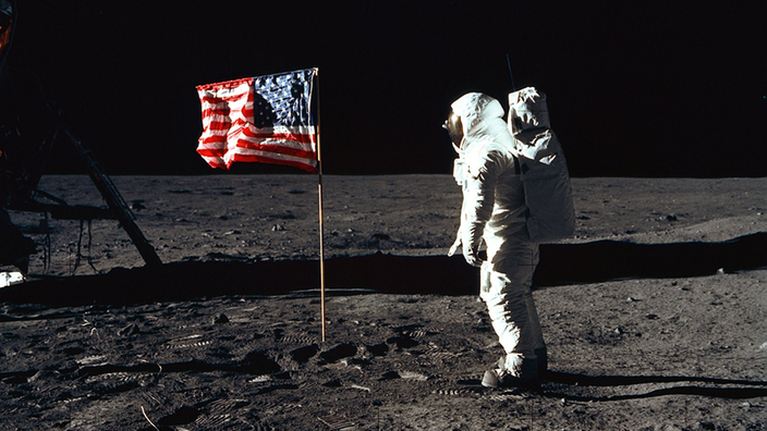 Edwin E. Aldrin beim Aufstellen der amerikanischen Flagge auf dem Mond