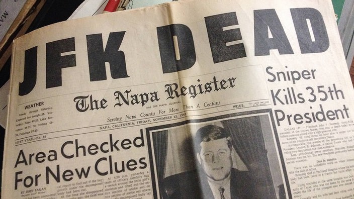 Die erste Seite einer Zeitung mit dem großen Aufmacher 'JFK DEAD'.