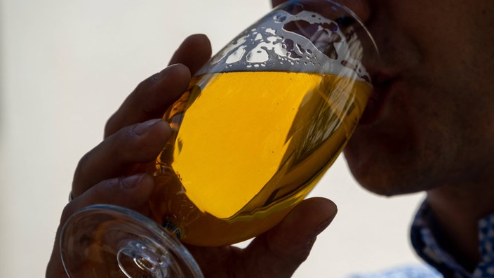 Ein Mann trinkt Bier aus einem Glas | Bildquelle: IMAGO / Ulrich Roth Ein Mann trinkt Bier aus einem Glas