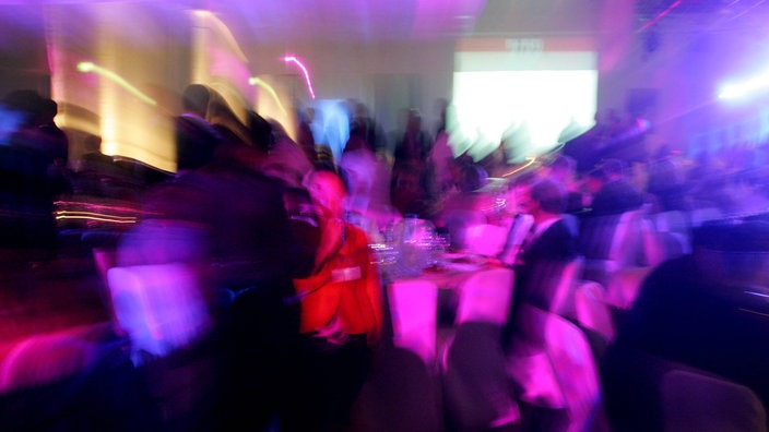 Symbolbild: Alkoholrausch auf einer Party | Bildquelle: WDR/Imago/wolterfoto Symbolbild: Alkoholrausch auf einer Party
