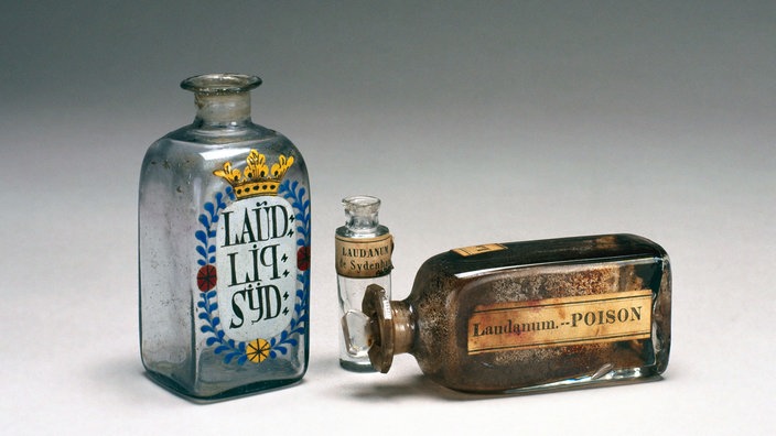 Alte Flaschen Laudanum. | Bildquelle: Interfoto Alte Flaschen Laudanum.