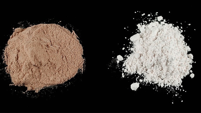 Weißes und dunkleres Heroin-Pulver. | Bildquelle: mauritius images Weißes und dunkleres Heroin-Pulver.