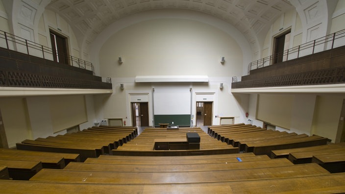 Ein Hörsaal der Ludwig-Maximilians-Universität München | Bildquelle: Mauritius/Sarah Peters Ein Hörsaal der Ludwig-Maximilians-Universität München
