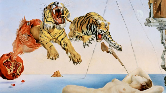 Bild von Salvador Dali, Titel: 'Traum, verursacht durch den Flug einer Biene um einen Granatapfel, eine Sekunde vor dem Aufwachen'. Schlafende nackte Frau schwebt über Eisscholle, zwei Tiger setzen zum Sprung auf sie an, ein Elefant fliegt über der Szene.