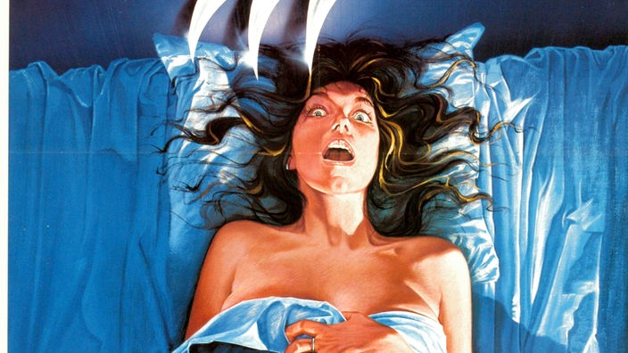 Gezeichnetes Filmplakat: Eine verängstigte Frau liegt im Bett. Von oben fahren drei große Messerklingen durchs Bild.