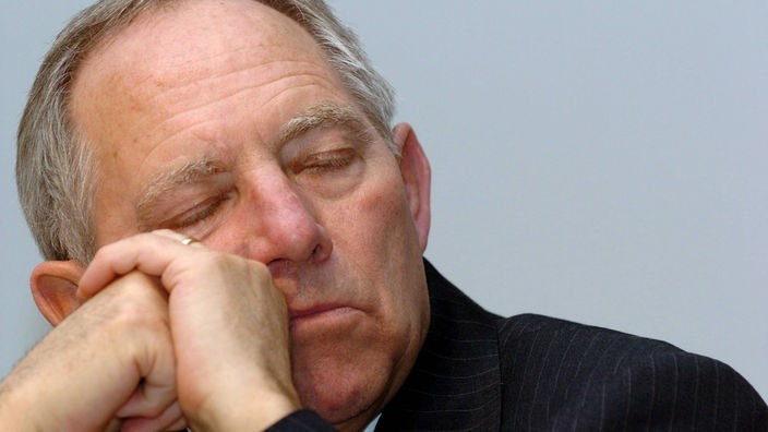 CDU-Politiker Wolfgang Schäuble hat sein Gesicht auf die Hände gestützt und die Augen geschlossen. 
