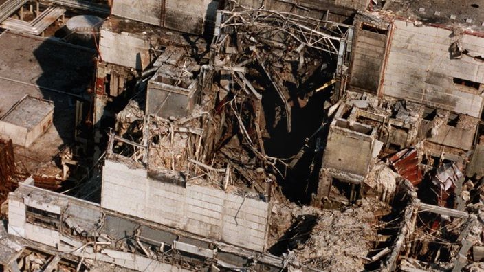 Eine Luftaufnahme des zerstörten Reaktorblocks des ukrainischen Atomkraftwerks in Tschernobyl (1986)