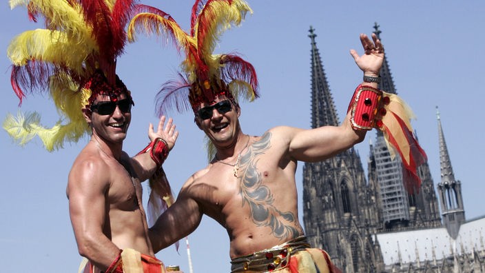 Zwei Schwule auf dem CSD in Köln.