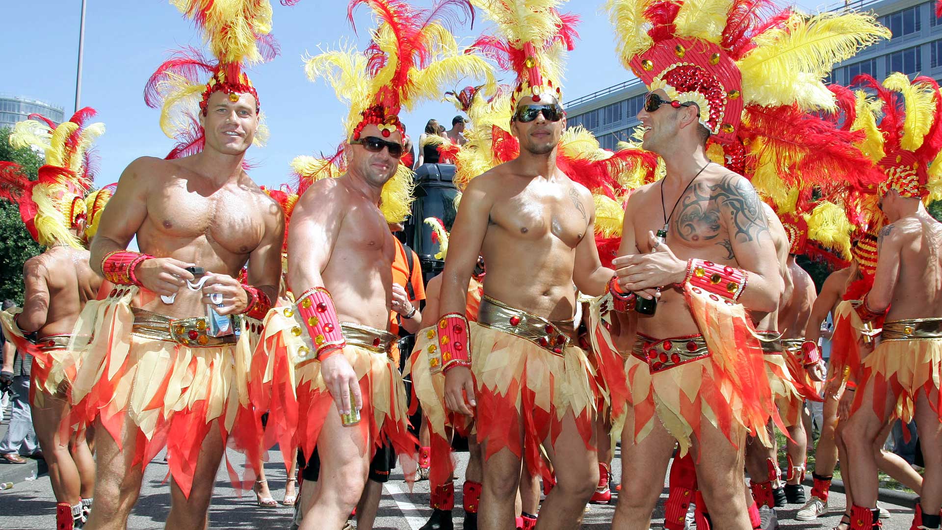 Vier schrill verkleidete Männer beim CSD