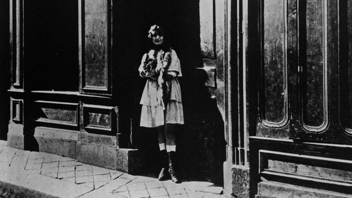 Schwarzweiß-Foto: Straßenprostituierte in Paris um 1900