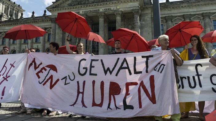 Vor dem Bundestagsgebäude demonstrieren Mitarbeiter aus dem Sexgewerbe gegen das Prostituiertenschutzgesetz. Auf ihrem Banner steht: Nein zu Gewalt an Huren!