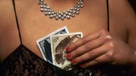Prostituierte mit D-Mark-Scheinen im Dekolleté