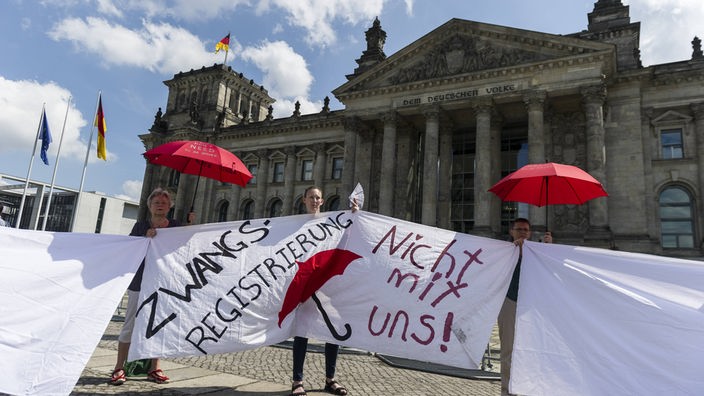 Sexworker demonstrieren im Juni 2016 vor dem Bundestag gegen das Prostituiertenschutzgesetz. Auf ihrem Banner steht: Zwangsregistrierung nicht mit uns!