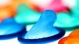 Nahaufnahme von vier bunten Kondomen